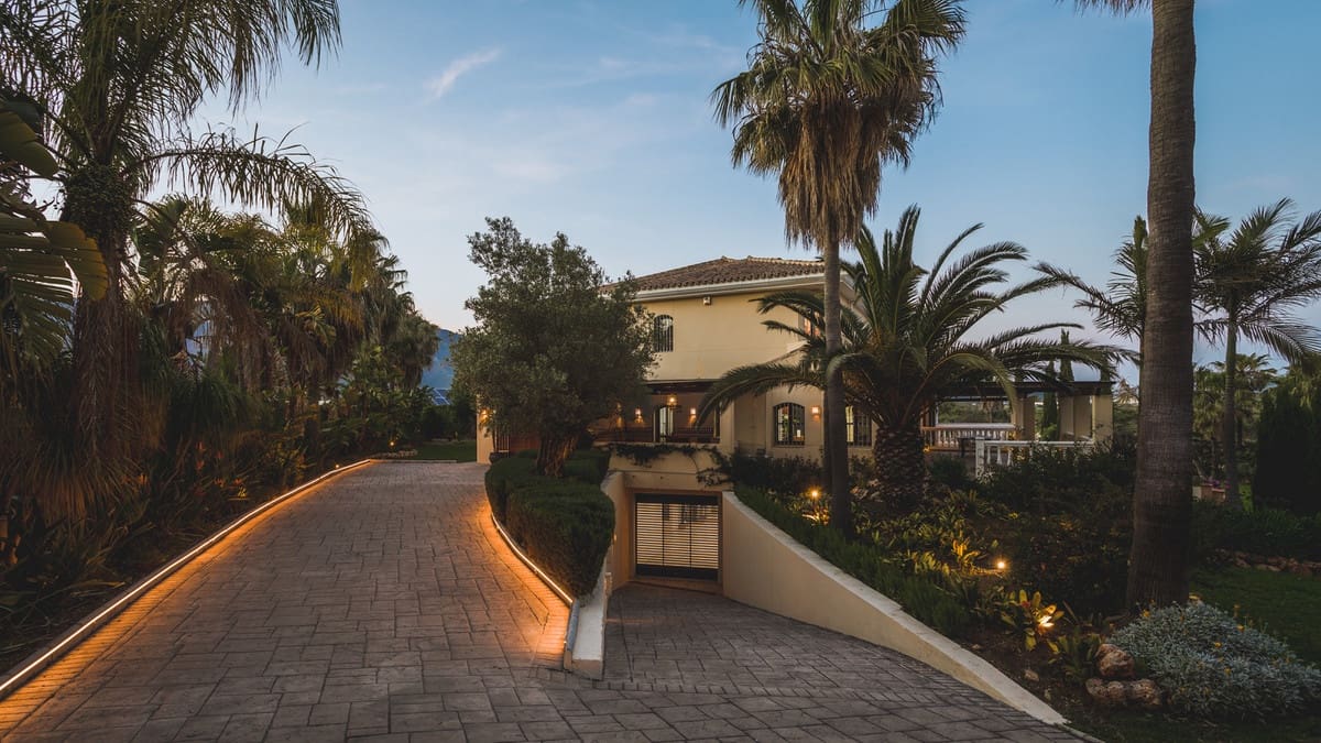 7 bedroom Villa for sale in Estepona with garage - € 2,900,000 (Ref: 9077376)