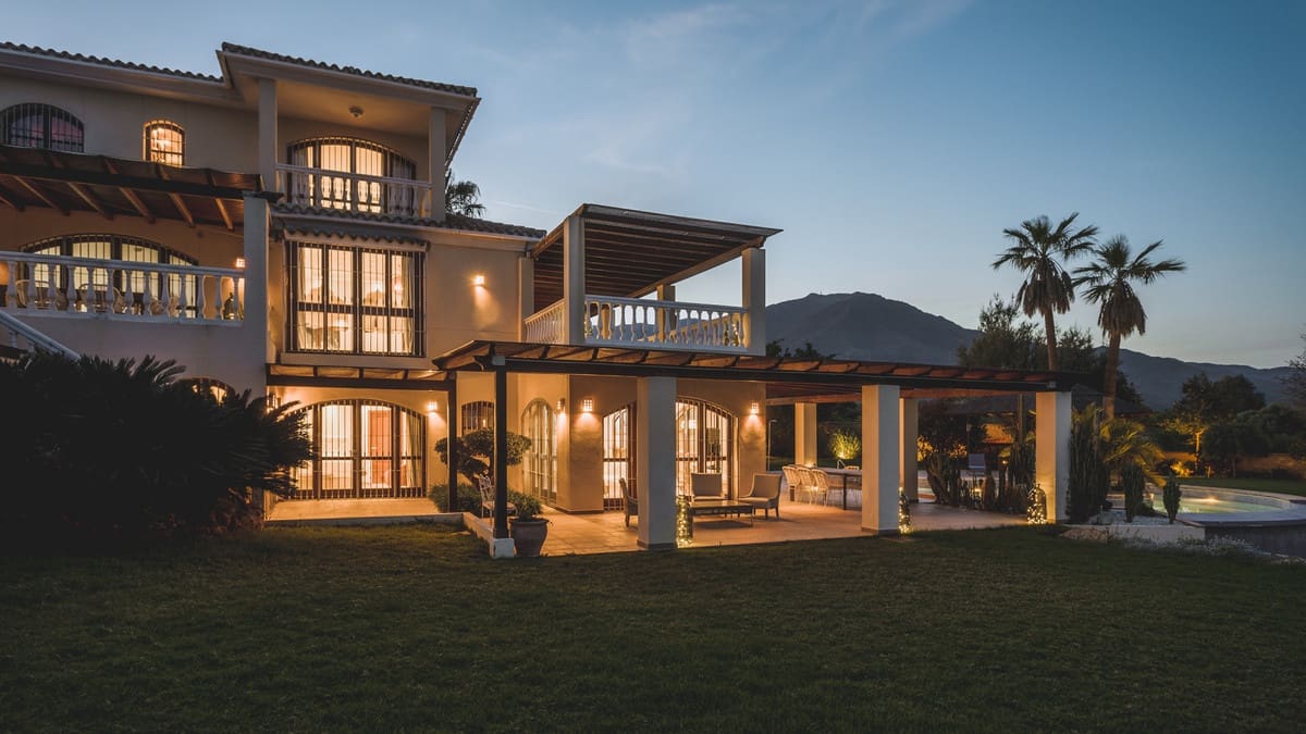 7 bedroom Villa for sale in Estepona with garage - € 2,900,000 (Ref: 9077376)