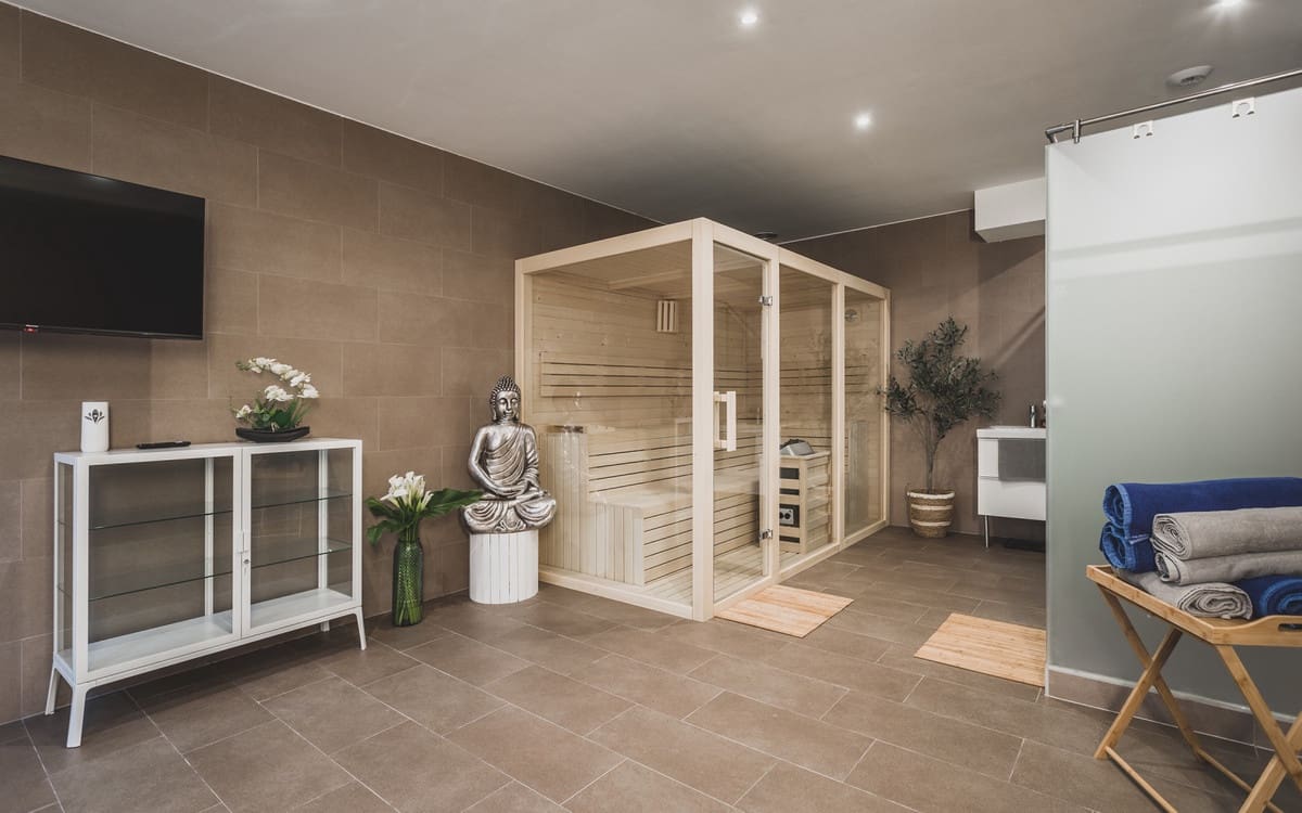 7 bedroom Villa for sale in Estepona with garage - € 2,900,000 (Ref: 9077376)