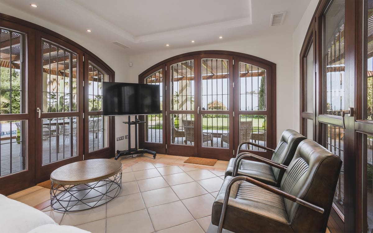 7 bedroom Villa for sale in Estepona with garage - € 2,900,000 (Ref: 9077376)