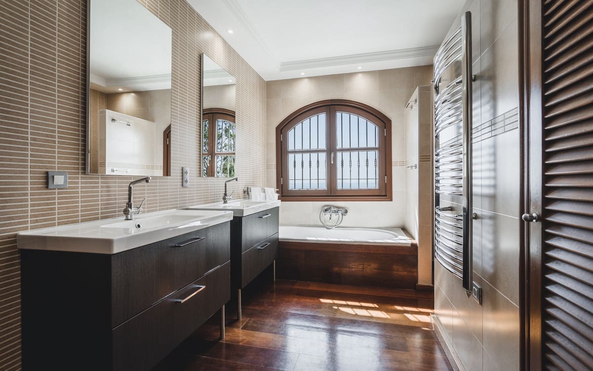 7 bedroom Villa for sale in Estepona with garage - € 2,900,000 (Ref: 9077376)