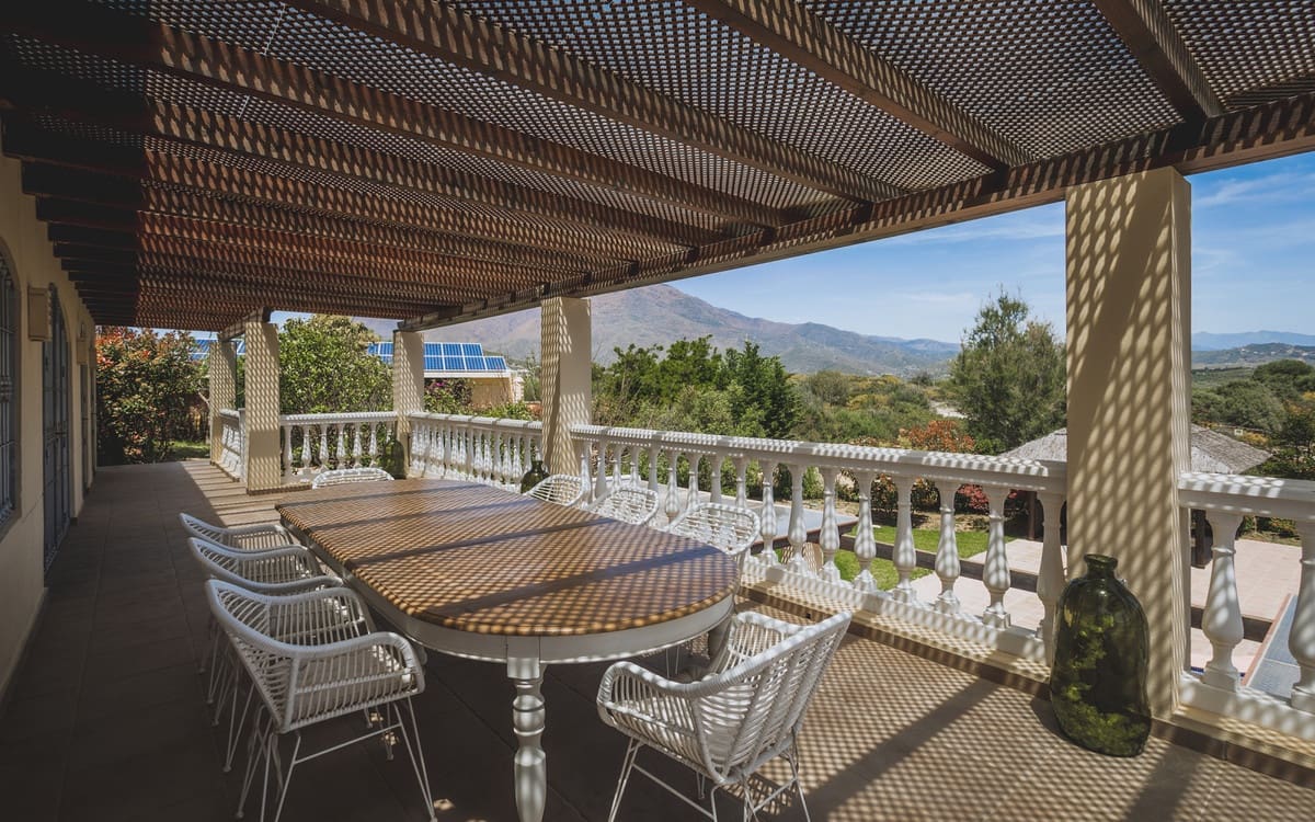 7 bedroom Villa for sale in Estepona with garage - € 2,900,000 (Ref: 9077376)