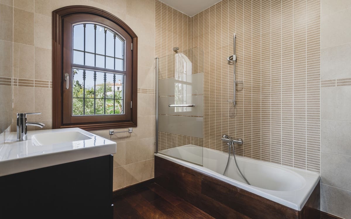 7 bedroom Villa for sale in Estepona with garage - € 2,900,000 (Ref: 9077376)