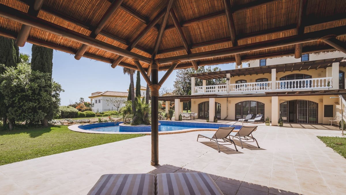 7 bedroom Villa for sale in Estepona with garage - € 2,900,000 (Ref: 9077376)