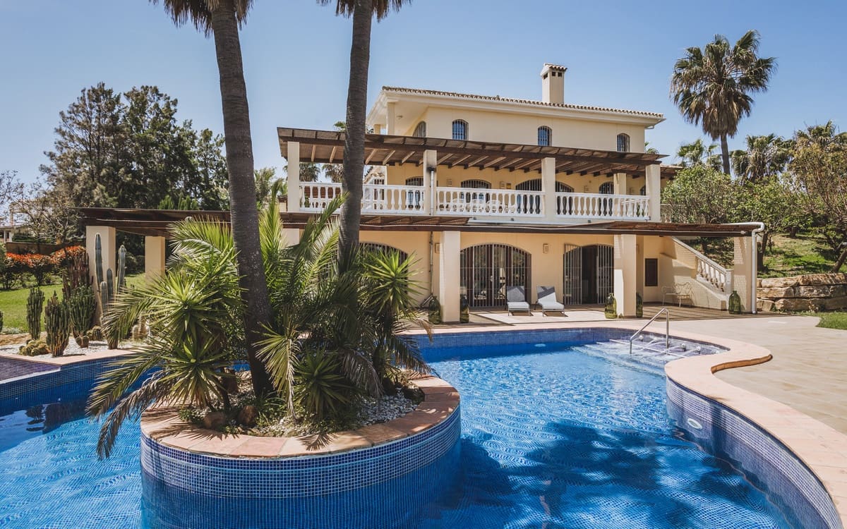 7 bedroom Villa for sale in Estepona with garage - € 2,900,000 (Ref: 9077376)