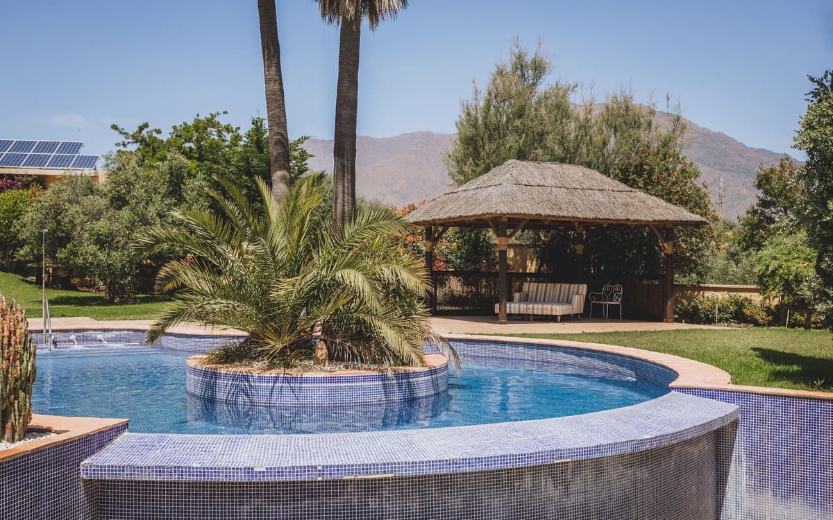 7 bedroom Villa for sale in Estepona with garage - € 2,900,000 (Ref: 9077376)