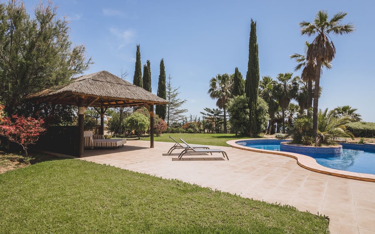 7 bedroom Villa for sale in Estepona with garage - € 2,900,000 (Ref: 9077376)