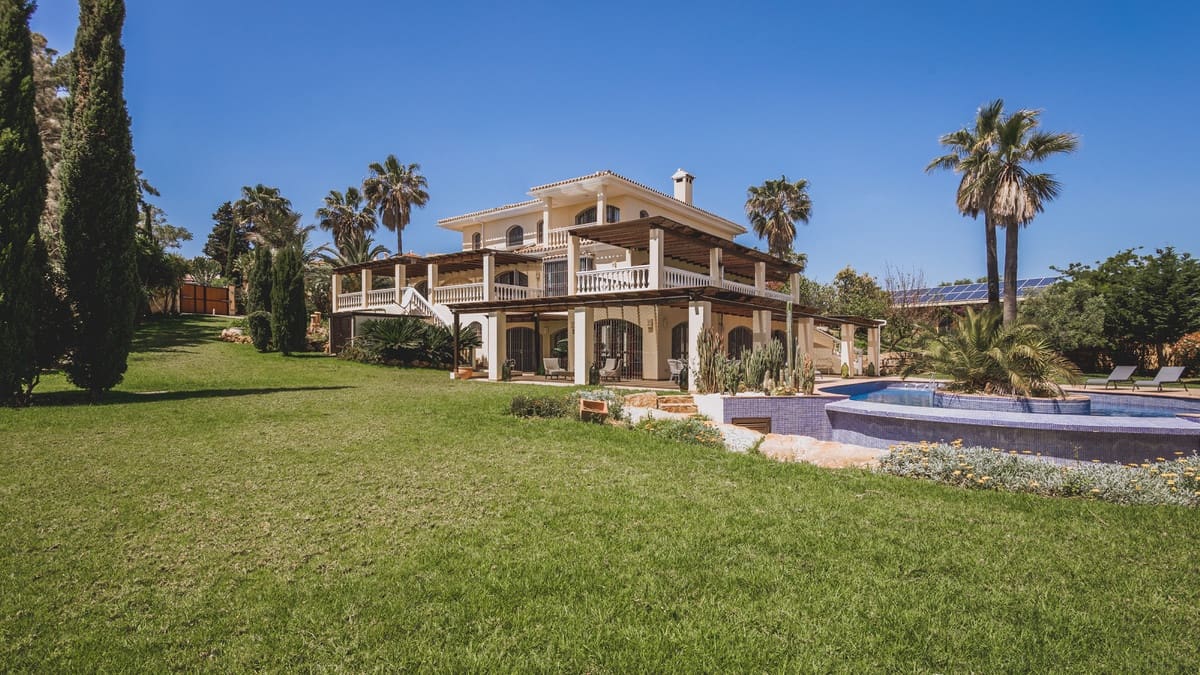 7 bedroom Villa for sale in Estepona with garage - € 2,900,000 (Ref: 9077376)