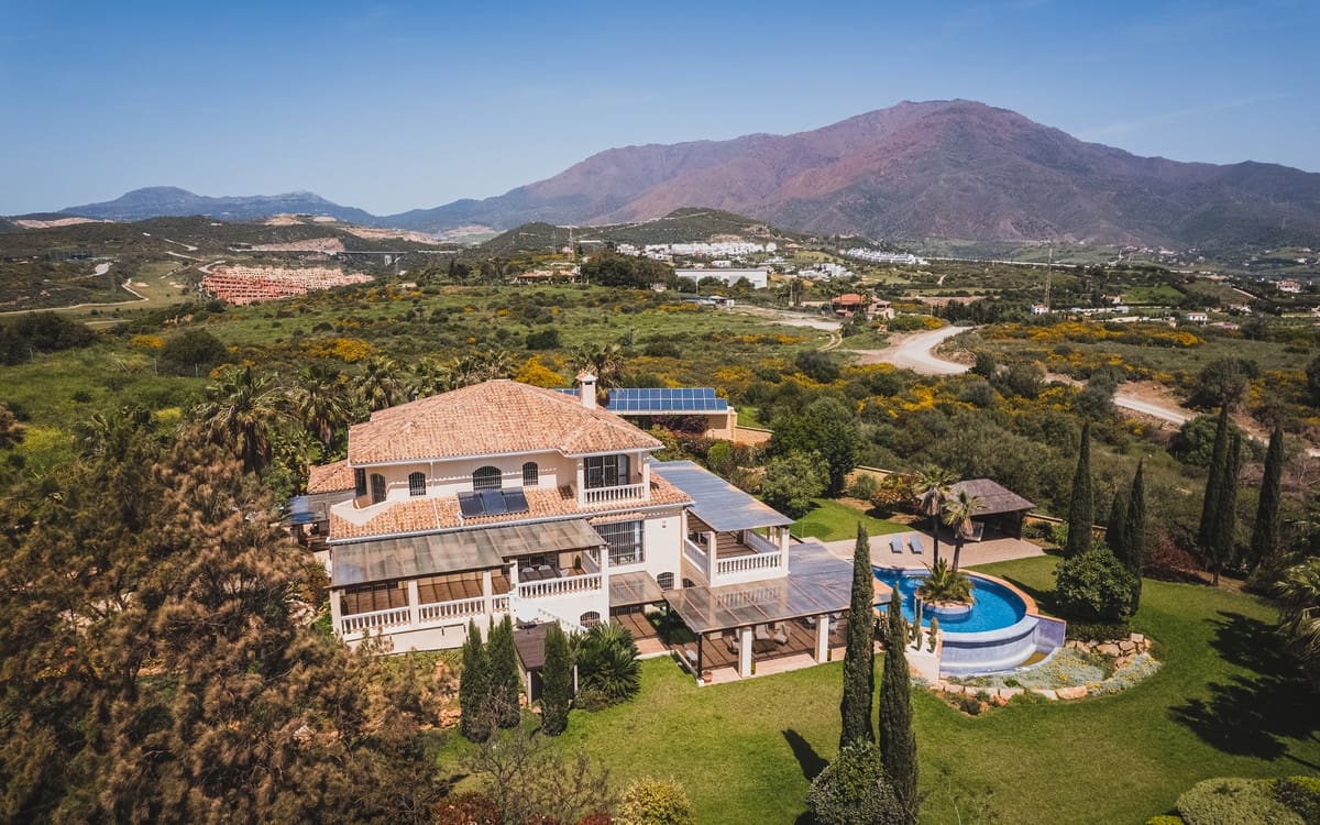 7 bedroom Villa for sale in Estepona with garage - € 2,900,000 (Ref: 9077376)