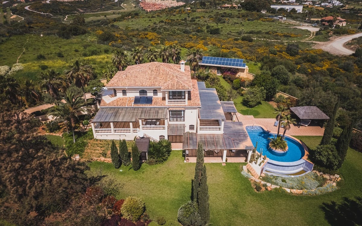 7 bedroom Villa for sale in Estepona with garage - € 2,900,000 (Ref: 9077376)