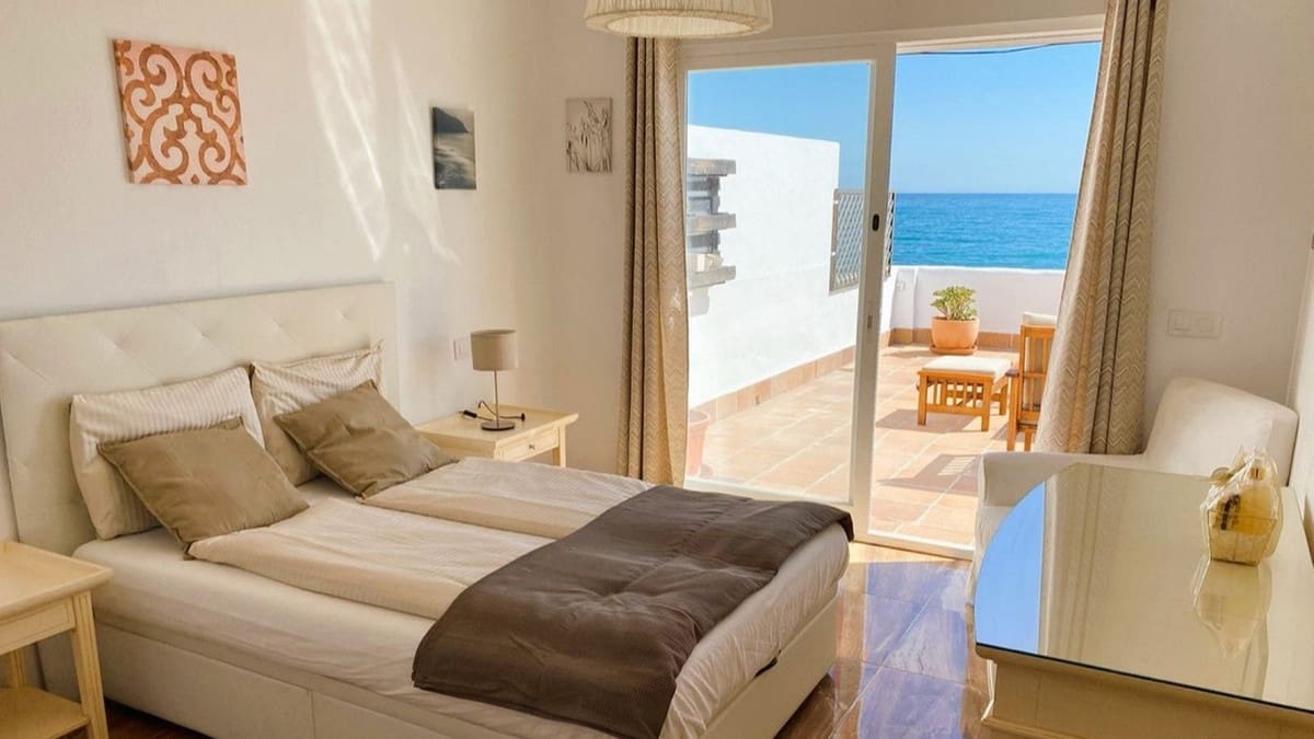 3 bedroom Villa for sale in Estepona - € 2,800,000 (Ref: 9077377)