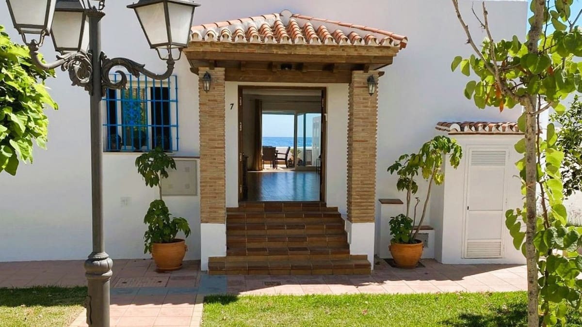 3 bedroom Villa for sale in Estepona - € 2,800,000 (Ref: 9077377)