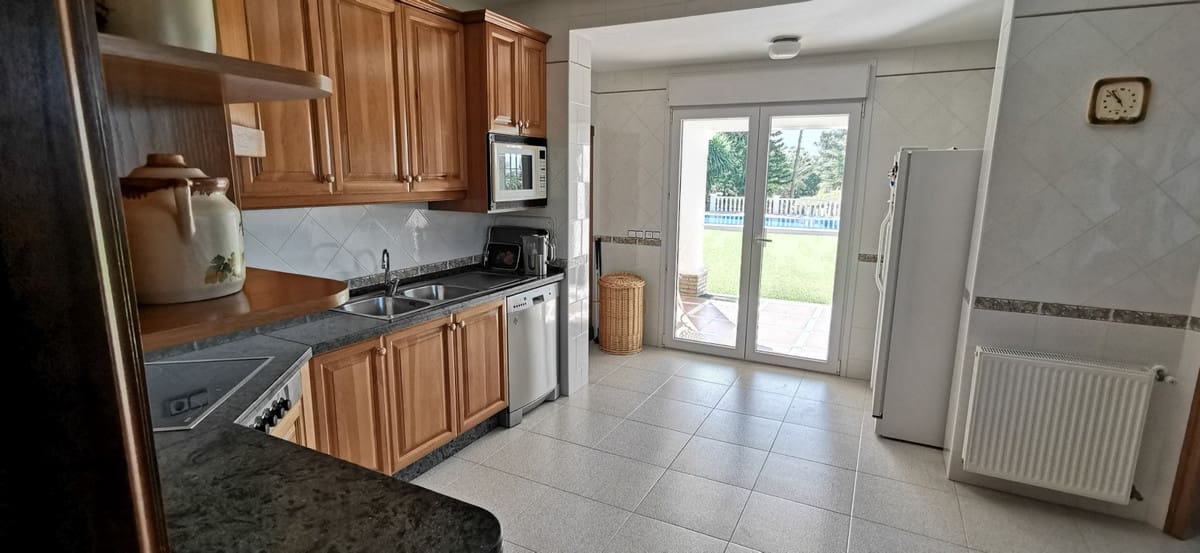 5 bedroom Villa for sale in Estepona with garage - € 2,100,000 (Ref: 9077381)