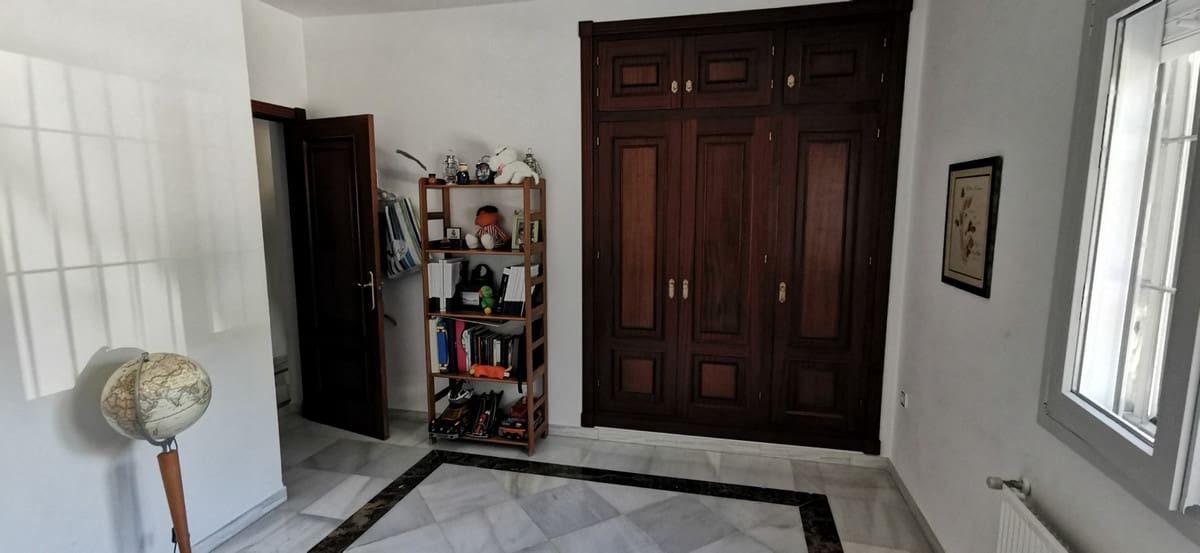 5 bedroom Villa for sale in Estepona with garage - € 2,100,000 (Ref: 9077381)