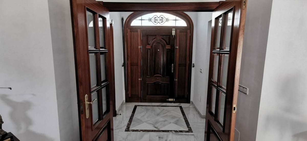 5 bedroom Villa for sale in Estepona with garage - € 2,600,000 (Ref: 9077381)
