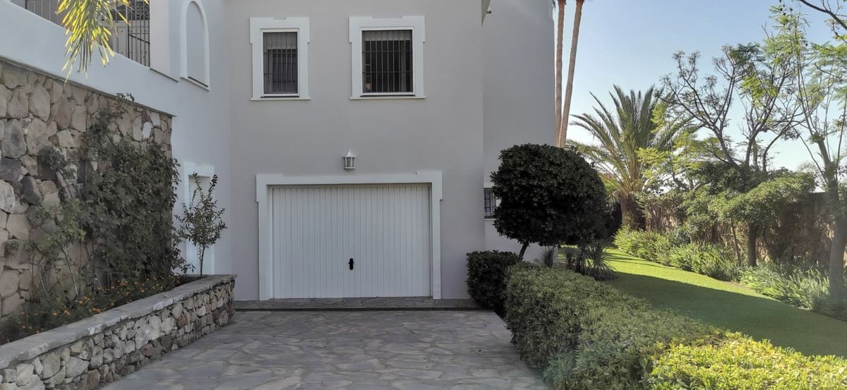 5 bedroom Villa for sale in Estepona with garage - € 2,600,000 (Ref: 9077381)