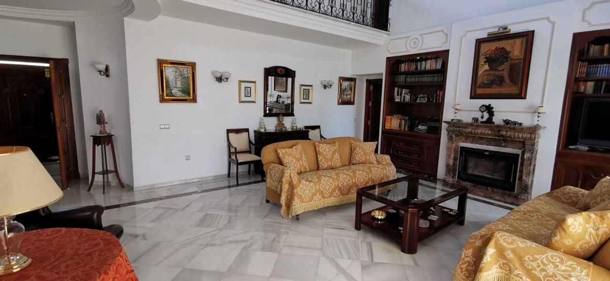 5 bedroom Villa for sale in Estepona with garage - € 2,600,000 (Ref: 9077381)