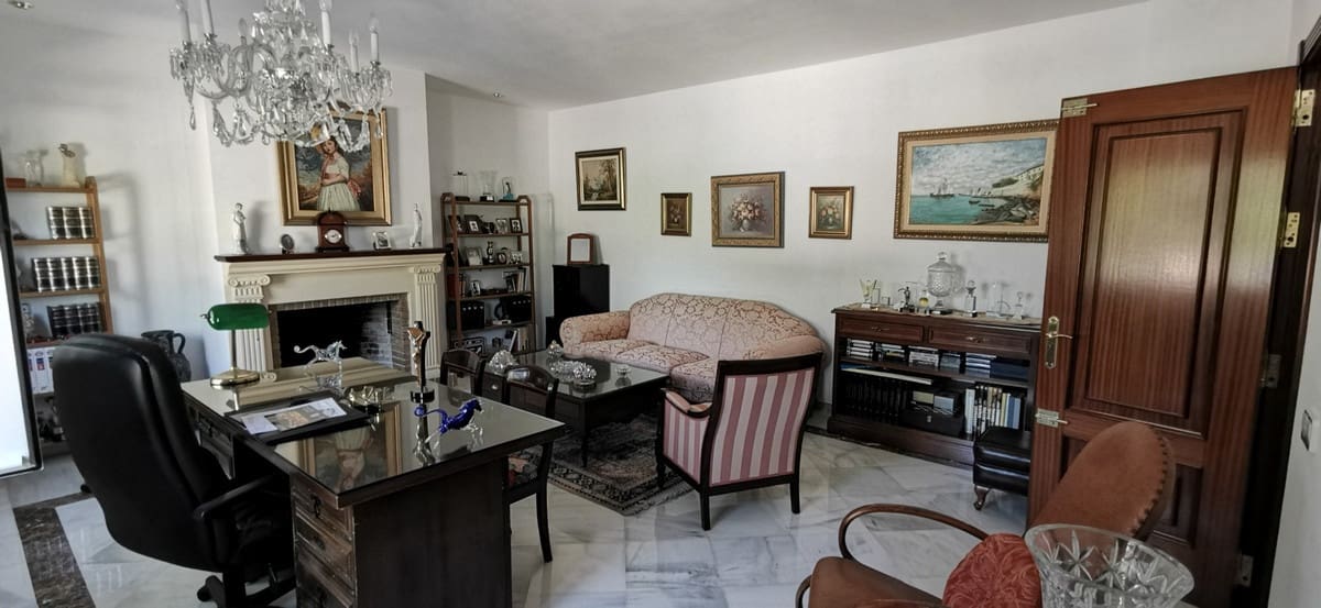 5 bedroom Villa for sale in Estepona with garage - € 2,600,000 (Ref: 9077381)