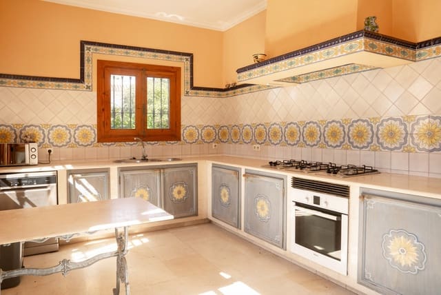 4 makuuhuone Huvila myytävänä paikassa El Paraiso, Estepona - 1 900 000 € (Ref: 9077382)