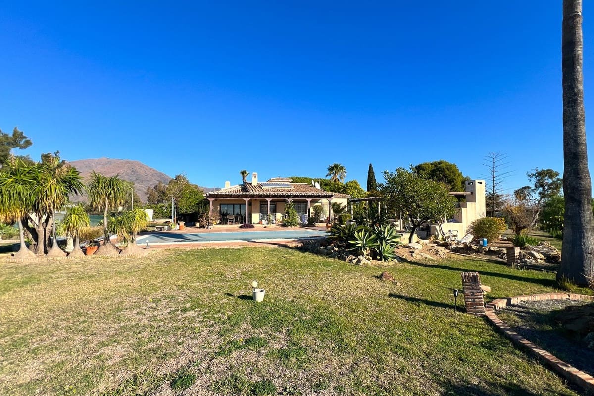 Chalet de 4 habitaciones en Estepona en venta - 1.800.000 € (Ref: 9077387)