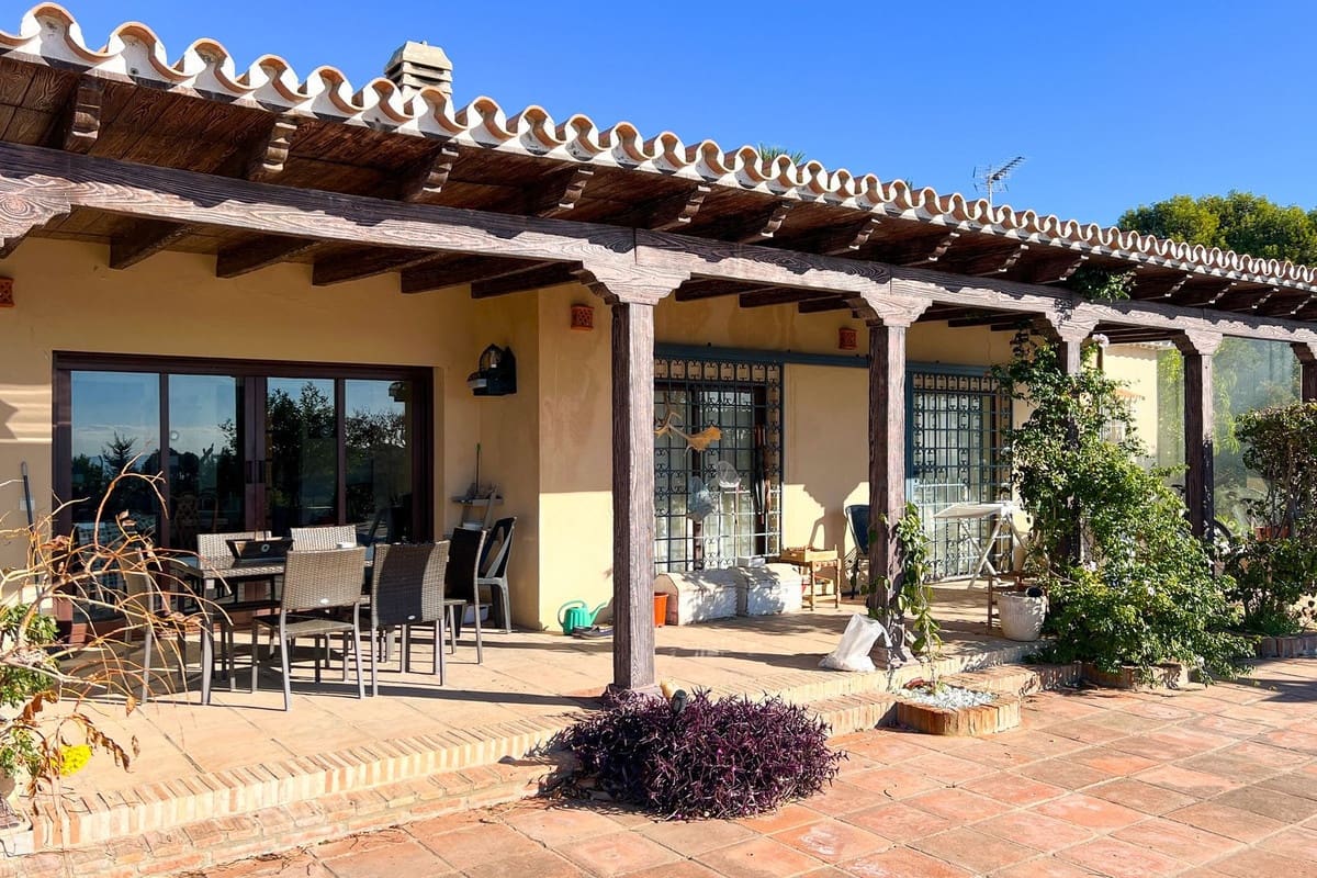 Chalet de 4 habitaciones en Estepona en venta - 1.800.000 € (Ref: 9077387)