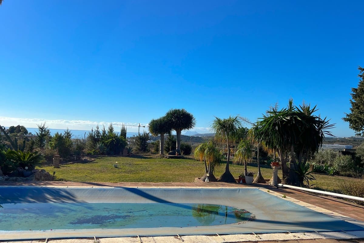 Chalet de 4 habitaciones en Estepona en venta - 1.800.000 € (Ref: 9077387)