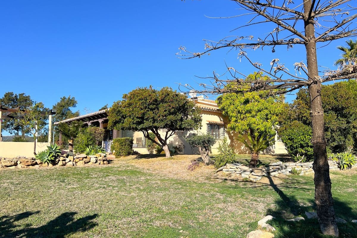 Chalet de 4 habitaciones en Estepona en venta - 1.800.000 € (Ref: 9077387)