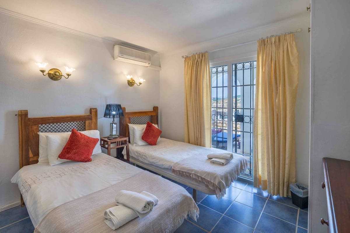 6 bedroom Villa for sale in Estepona - € 1,600,000 (Ref: 9077389)