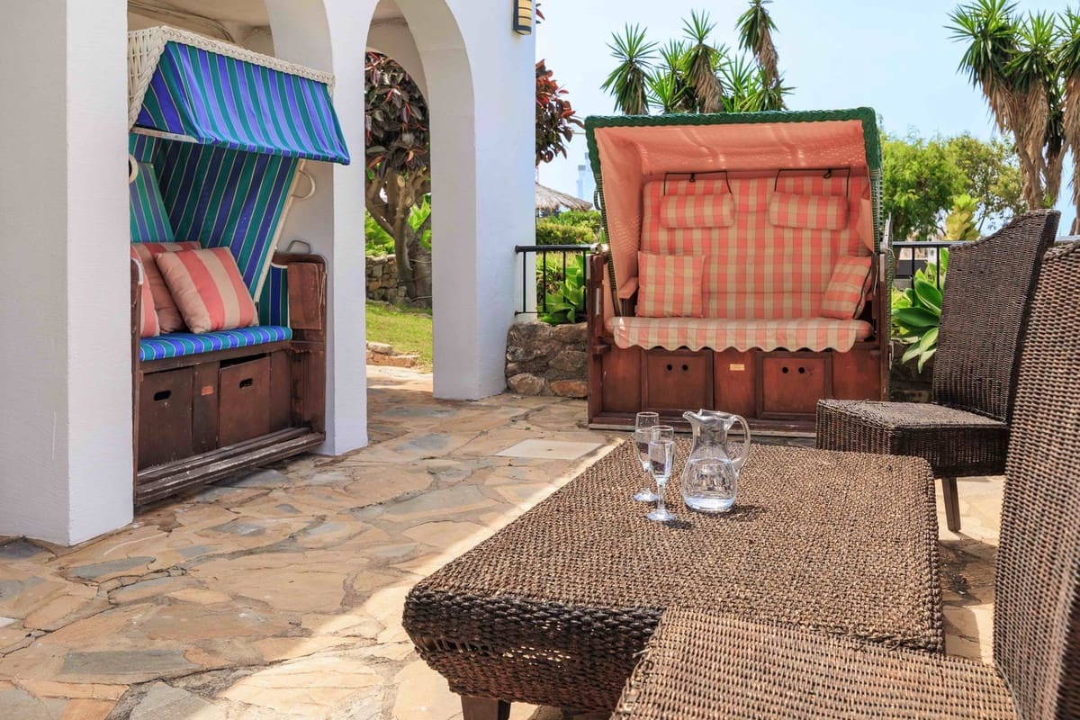 6 bedroom Villa for sale in Estepona - € 1,600,000 (Ref: 9077389)