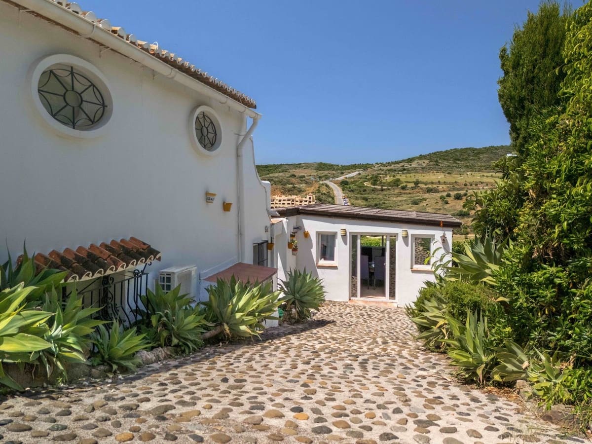 6 bedroom Villa for sale in Estepona - € 1,600,000 (Ref: 9077389)