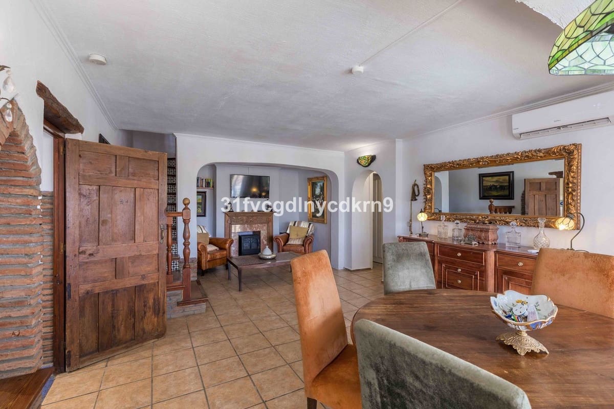 6 bedroom Villa for sale in Estepona - € 1,600,000 (Ref: 9077389)