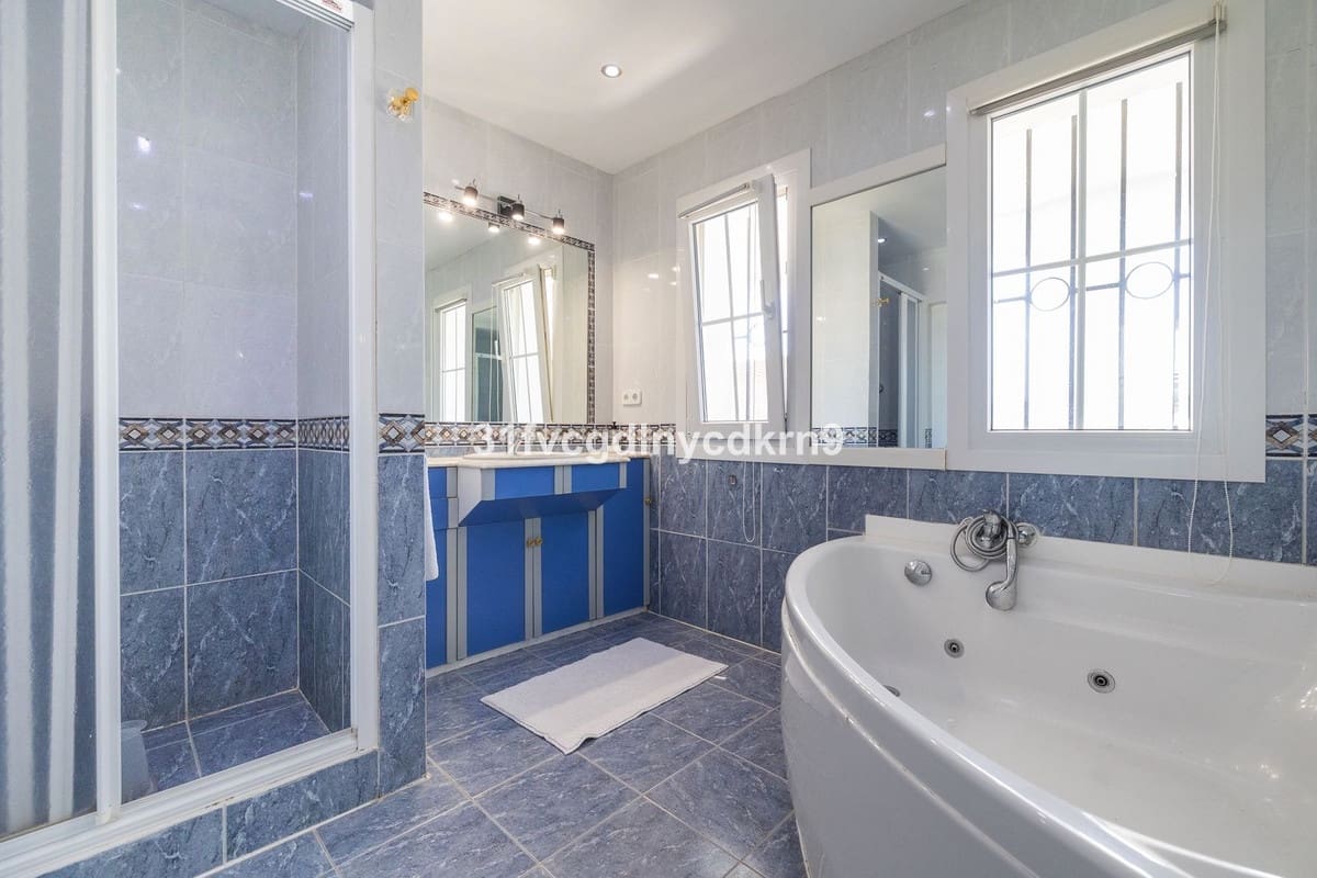 6 bedroom Villa for sale in Estepona - € 1,600,000 (Ref: 9077389)