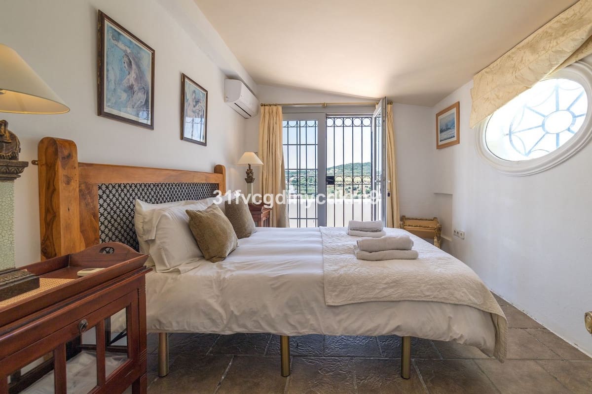 6 bedroom Villa for sale in Estepona - € 1,600,000 (Ref: 9077389)