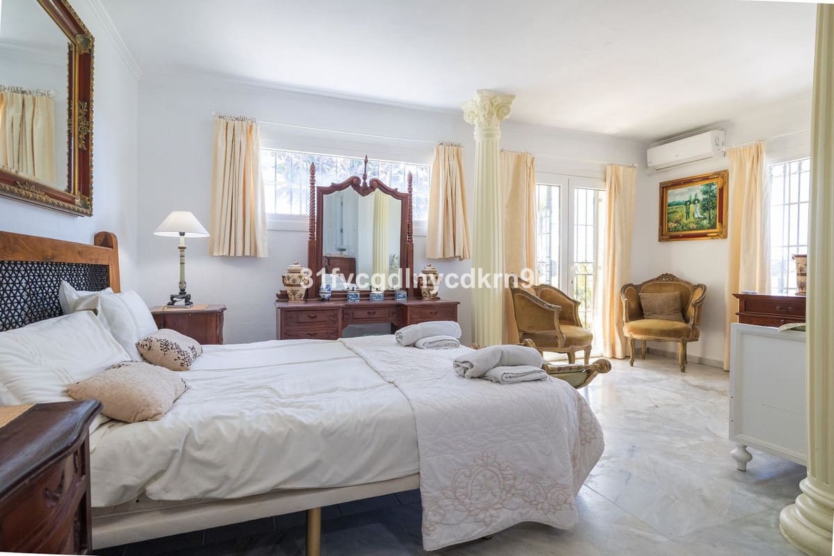 6 bedroom Villa for sale in Estepona - € 1,600,000 (Ref: 9077389)