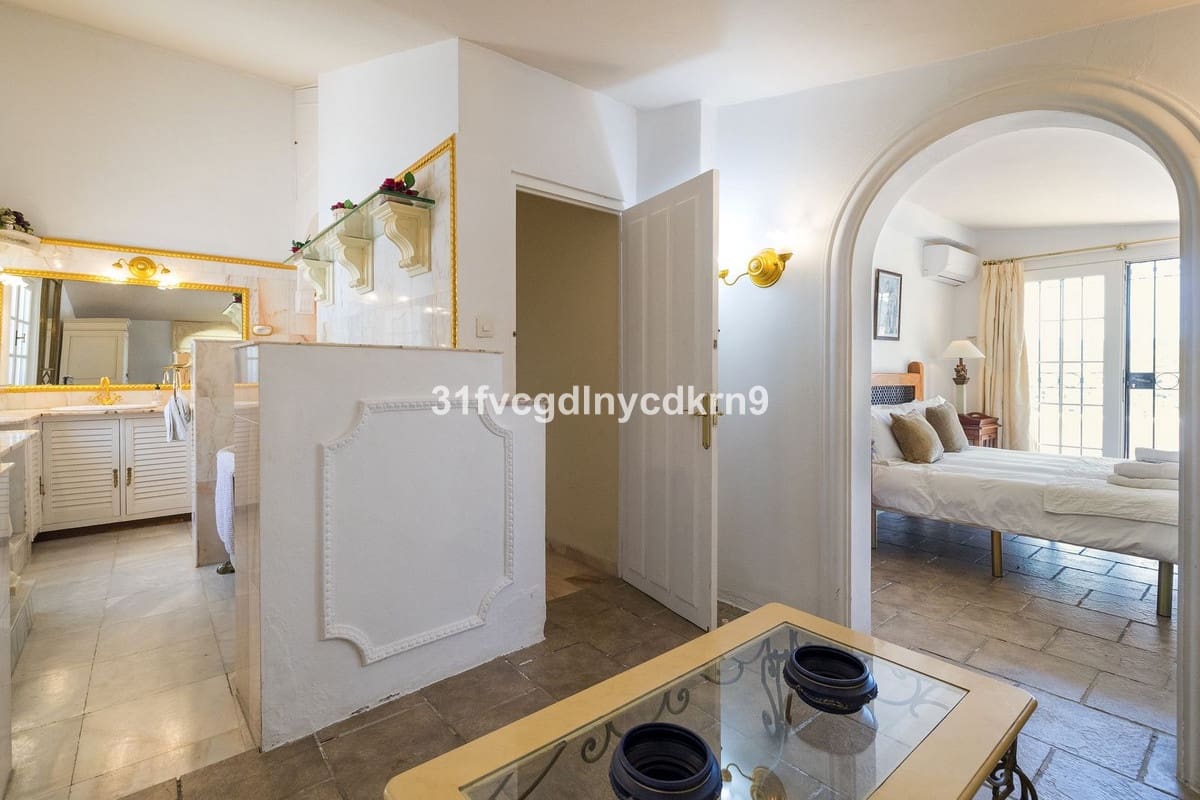 6 bedroom Villa for sale in Estepona - € 1,600,000 (Ref: 9077389)