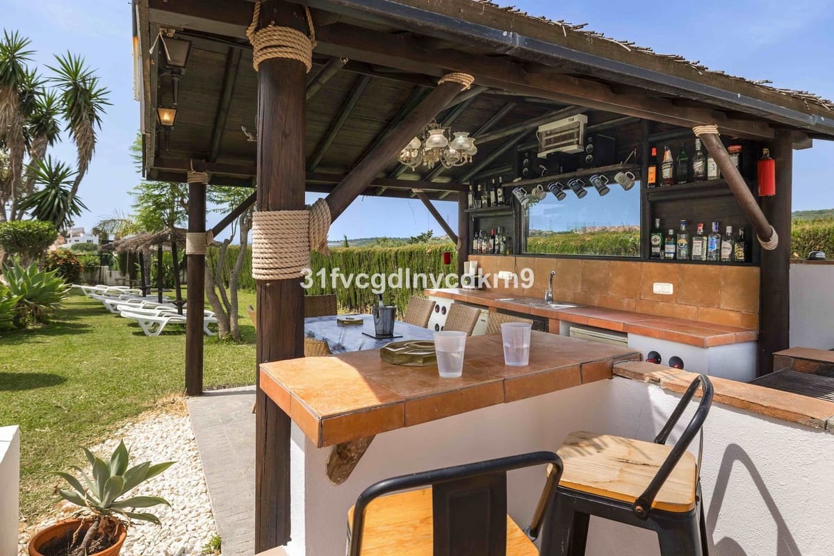 6 bedroom Villa for sale in Estepona - € 1,600,000 (Ref: 9077389)