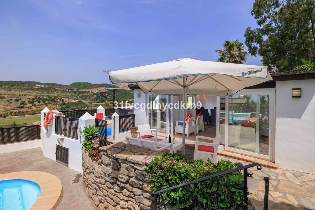 6 bedroom Villa for sale in Estepona - € 1,600,000 (Ref: 9077389)