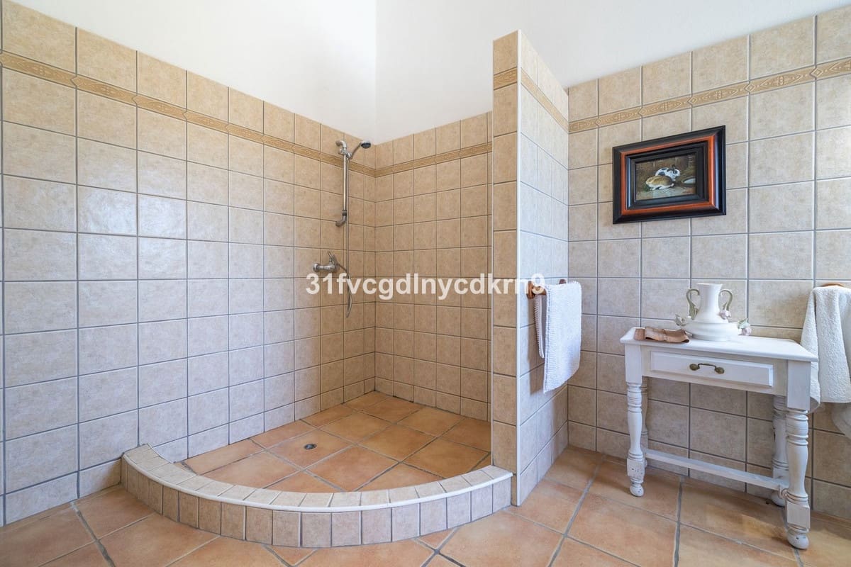 6 bedroom Villa for sale in Estepona - € 1,600,000 (Ref: 9077389)