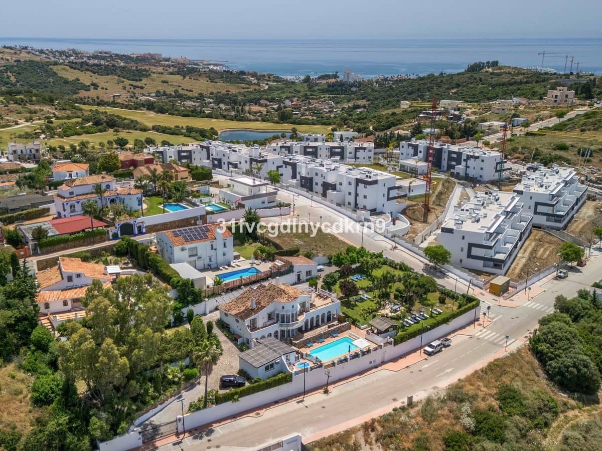 6 bedroom Villa for sale in Estepona - € 1,600,000 (Ref: 9077389)