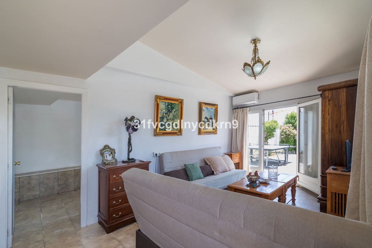 6 bedroom Villa for sale in Estepona - € 1,600,000 (Ref: 9077389)