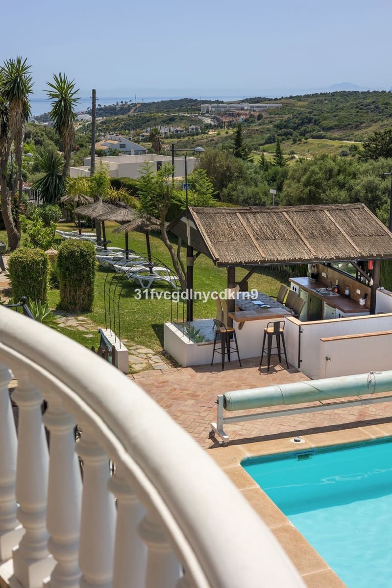 6 bedroom Villa for sale in Estepona - € 1,600,000 (Ref: 9077389)