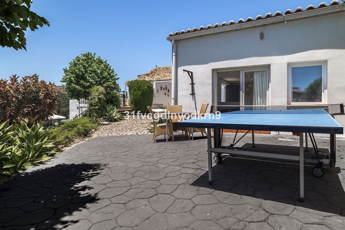 6 bedroom Villa for sale in Estepona - € 1,600,000 (Ref: 9077389)