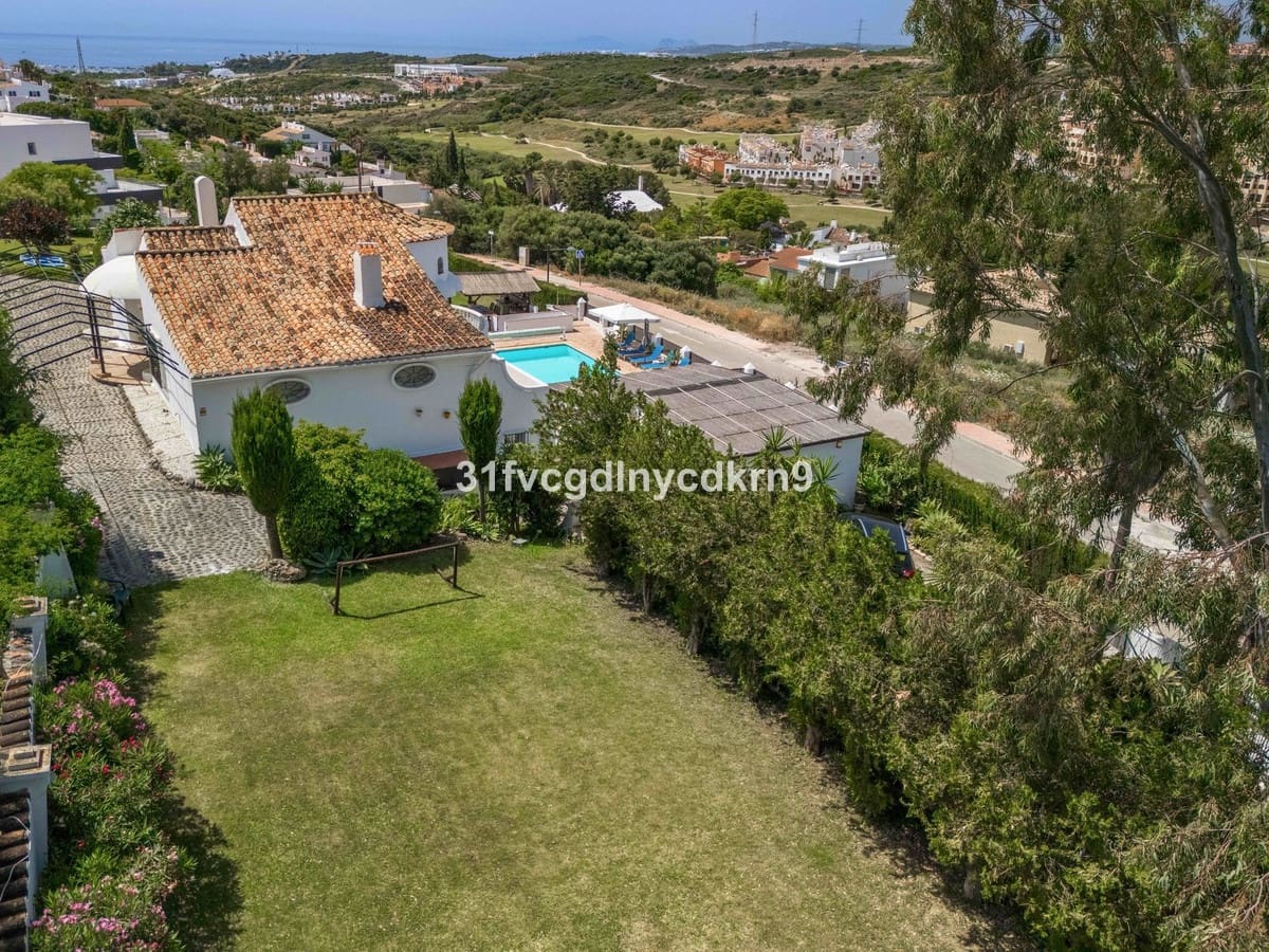 6 bedroom Villa for sale in Estepona - € 1,600,000 (Ref: 9077389)