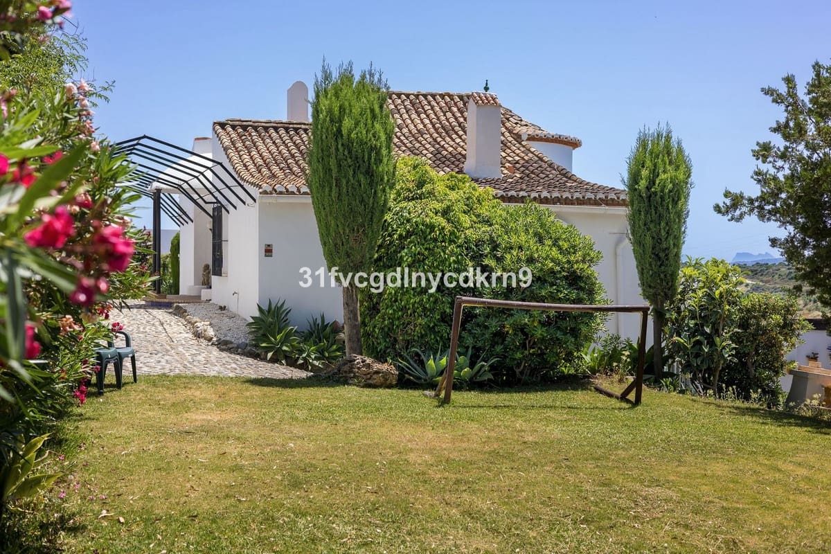 6 bedroom Villa for sale in Estepona - € 1,600,000 (Ref: 9077389)