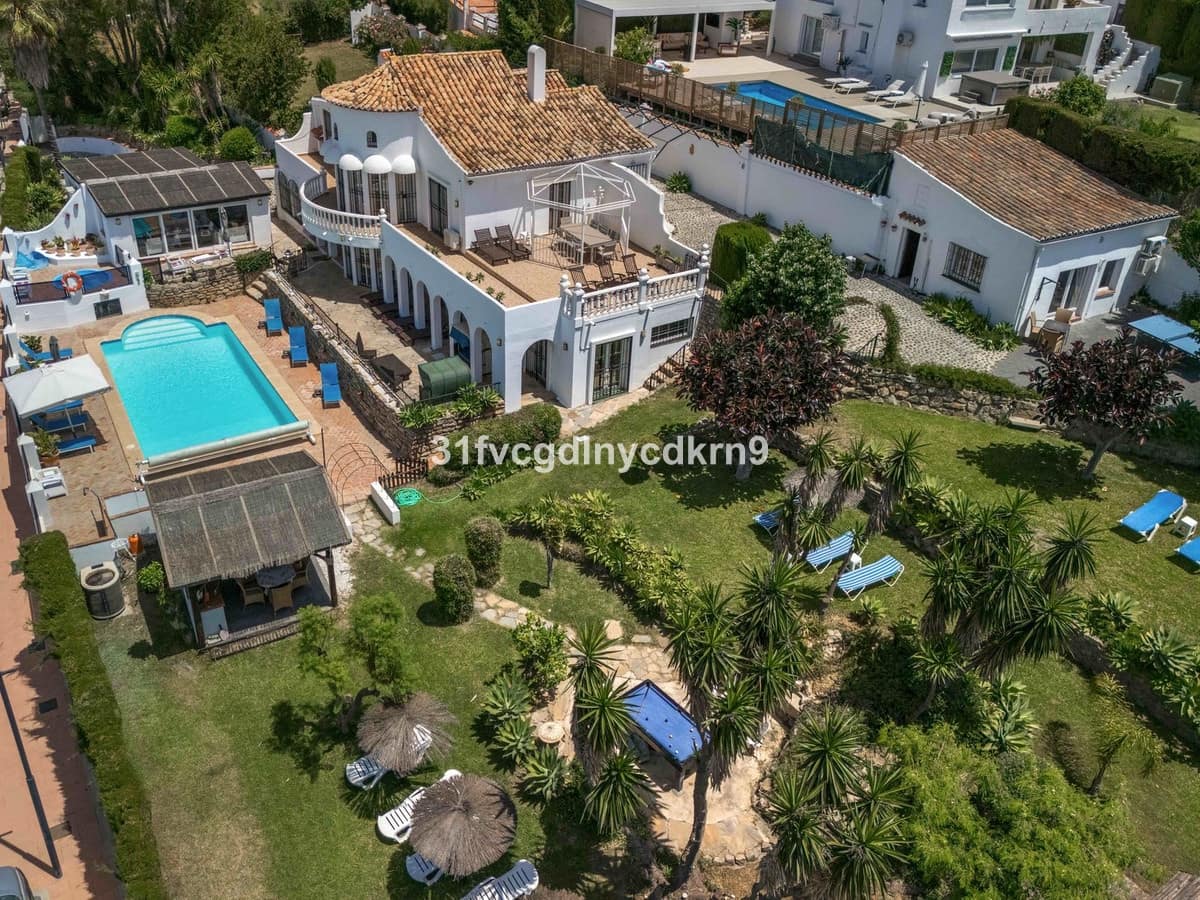 6 bedroom Villa for sale in Estepona - € 1,600,000 (Ref: 9077389)