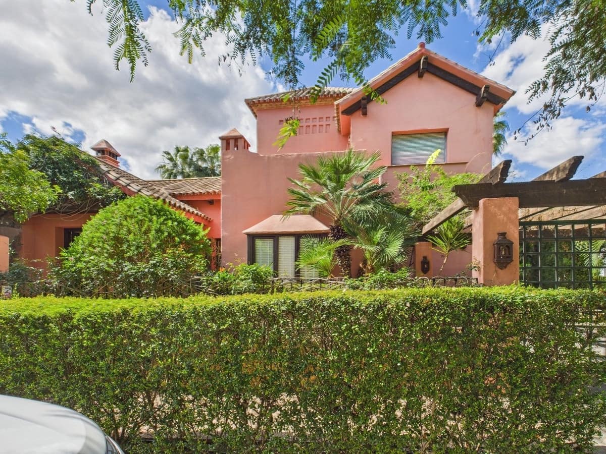 4 slaapkamer Villa te koop in Estepona - € 1.495.000 (Ref: 9077391)