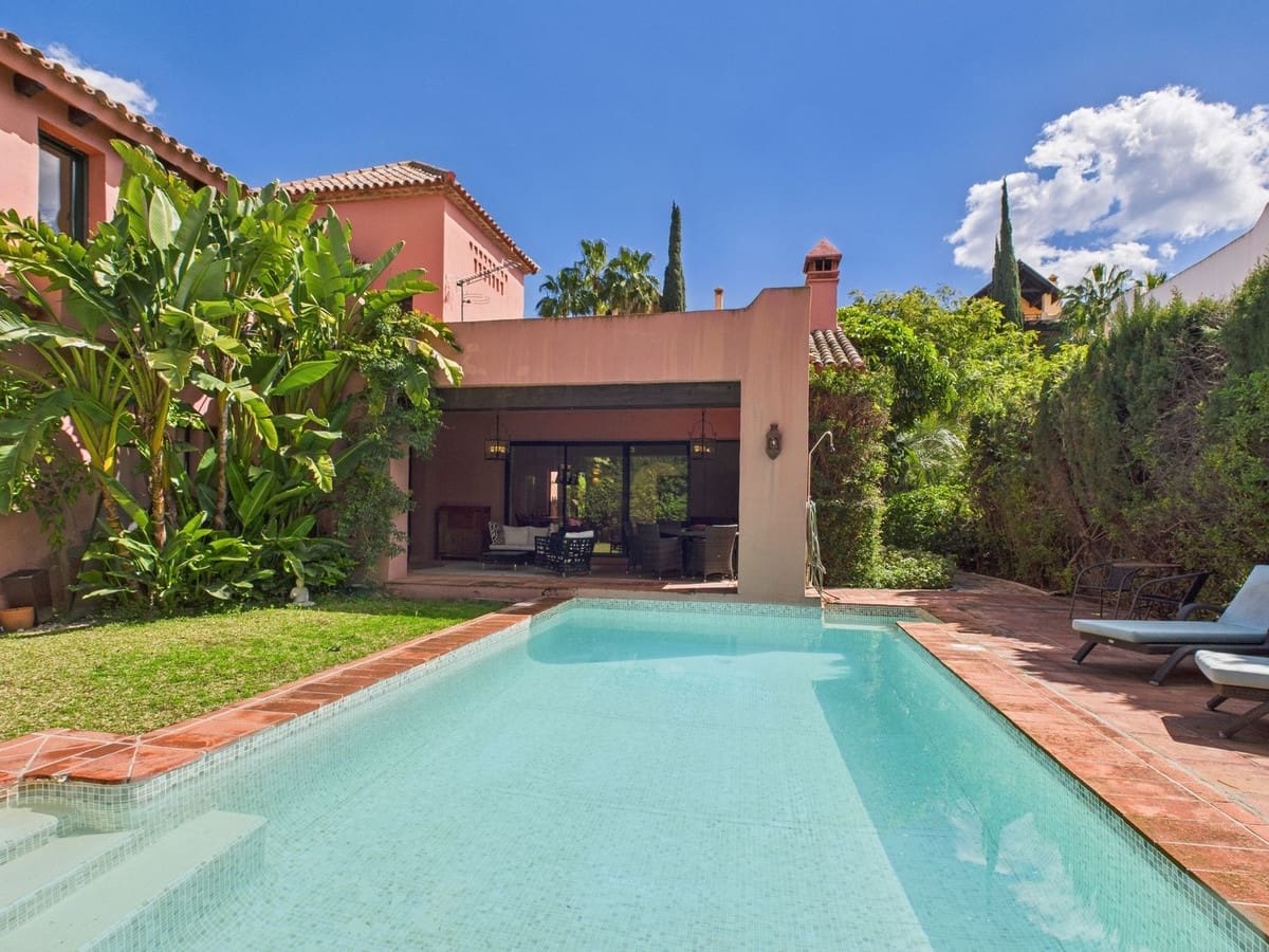 4 slaapkamer Villa te koop in Estepona - € 1.495.000 (Ref: 9077391)