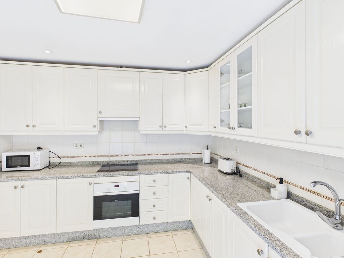 4 slaapkamer Villa te koop in Estepona - € 1.495.000 (Ref: 9077391)