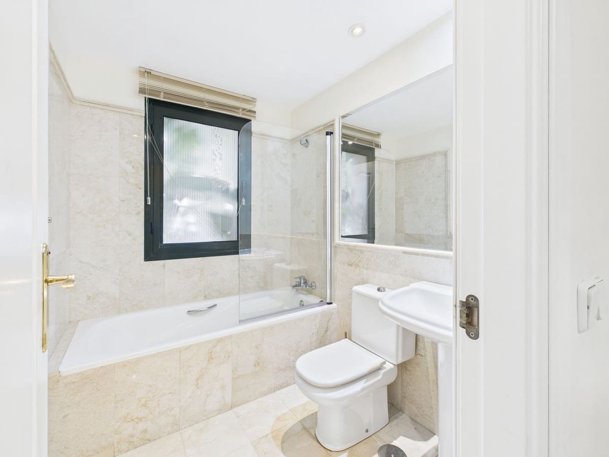 4 slaapkamer Villa te koop in Estepona - € 1.495.000 (Ref: 9077391)