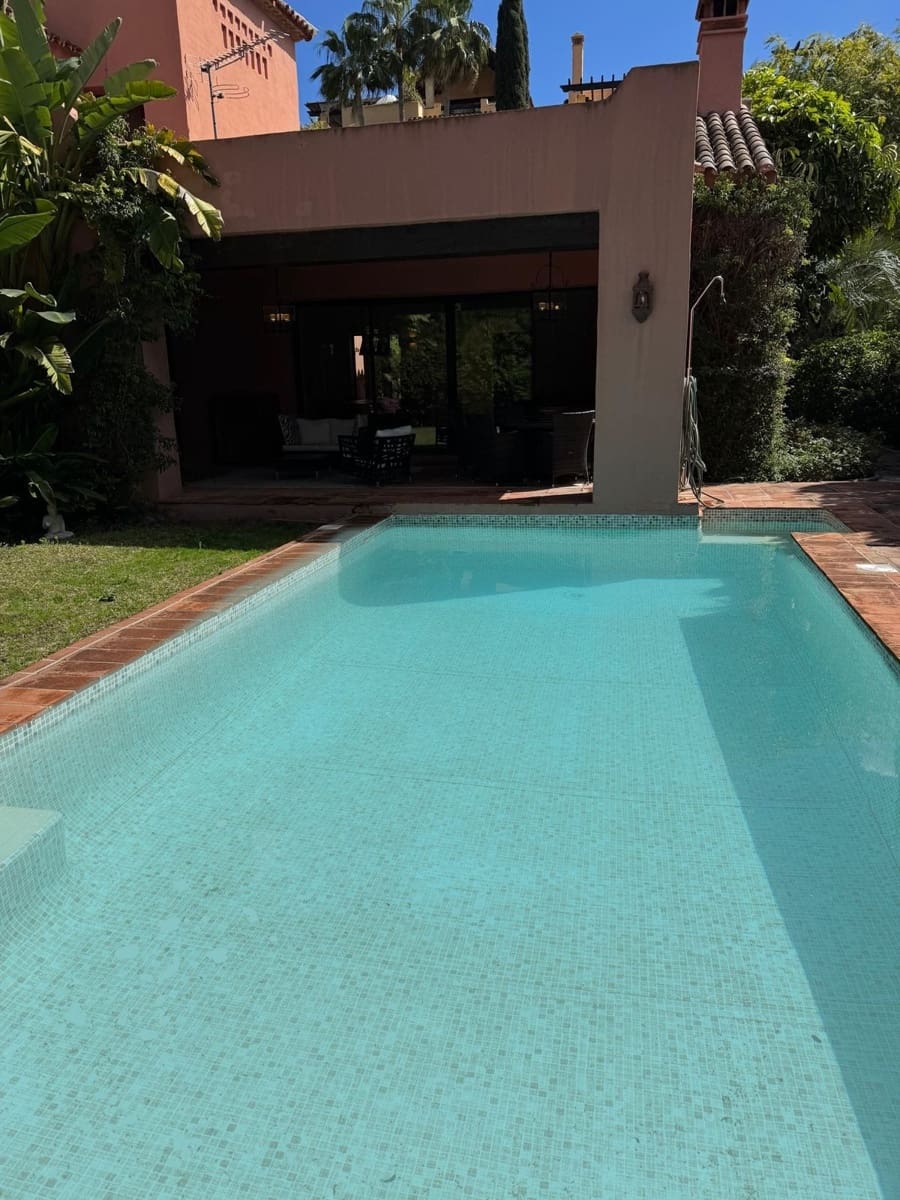 4 slaapkamer Villa te koop in Estepona - € 1.495.000 (Ref: 9077391)